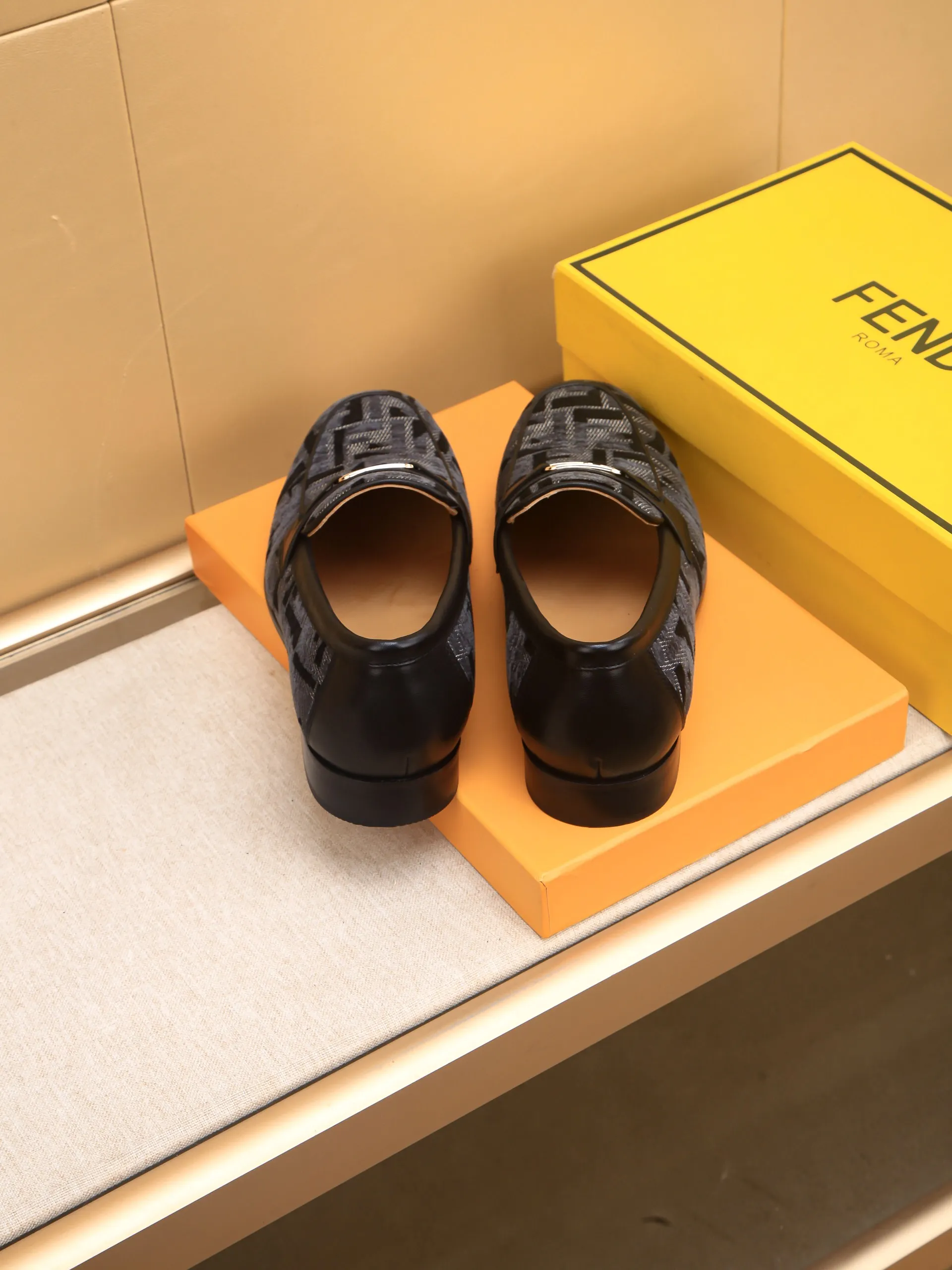 Men's shoes💰460 🕷🕷【FENDI】The latest men's formal leather shoes🇨🇳Classic series not to be missed💯The first layer is made of imported first-layer cowhide☘Original quality, the leather is smooth and delicate🎋Awesome version, perfect streamlined outline🍇🐮Leather lining, code number 39-44...(customized at 38.45.46.47)